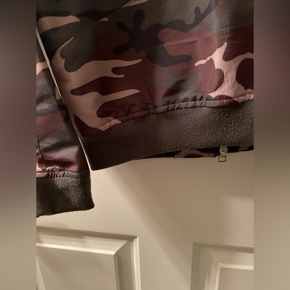 Riflessi Lightweight Camo Jacket with Front & Arm Pockets. Hanzi Logos 2-way Zip - Picture 8 of 11